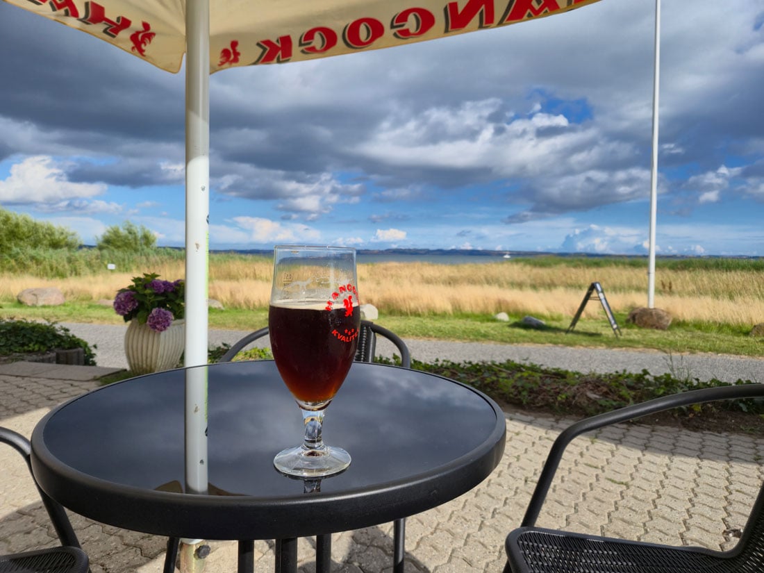Øl på terrassen ved Gl. Løgten Strandkro