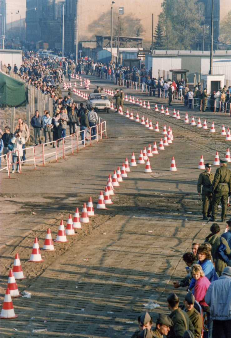 Østtyskere valfarter mod et af hullerne i Berlinmuren