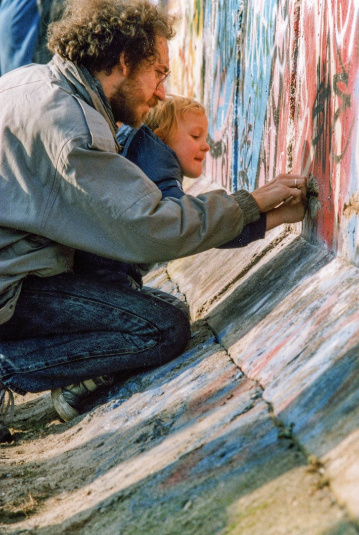To generationer bryder Berlinmur ned