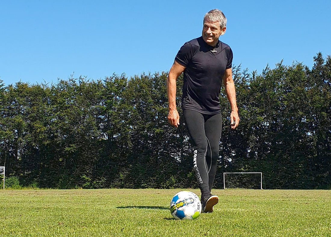 Hurtig jonglering med fodbold - begge fødder Hurtig jonglering med fodbold - begge fødder